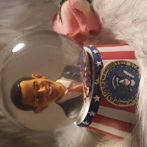 Presidental Snow Globe